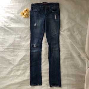 Medium wash • Ripped • Jayden cut •Delias jeans